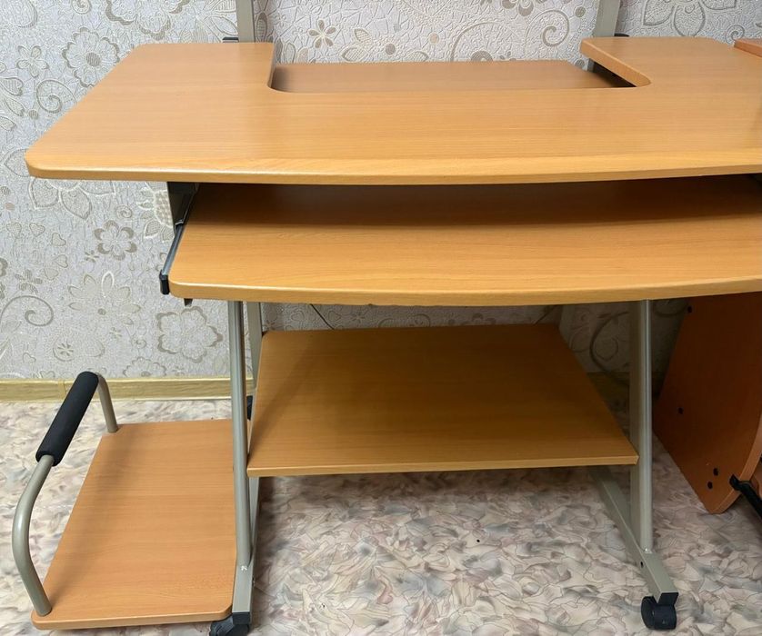 Продам компьютерный, письменный стол