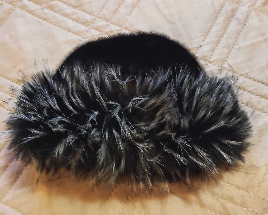 Красив зимен комплект - шапка , яка и помпони.