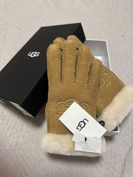 UGG Sheepskin Embroidered Glove