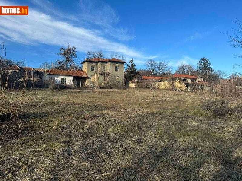 Двуетажна къща в село Макариополско