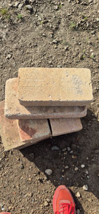 Vand caramida samota pret 3 lei bucata