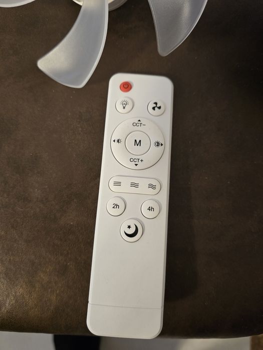 Lustră / Bec LED cu Ventilator integrat stil Dronă (cu Telecomandă)