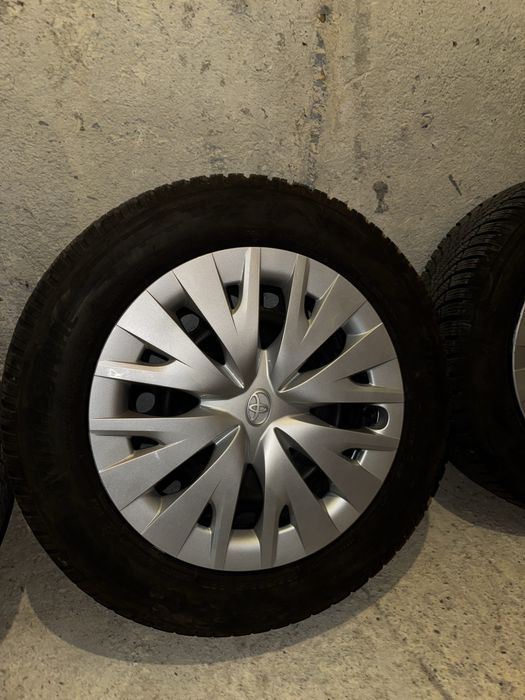 Оригинални джанти с гуми и тасове Toyota 5x100 15''