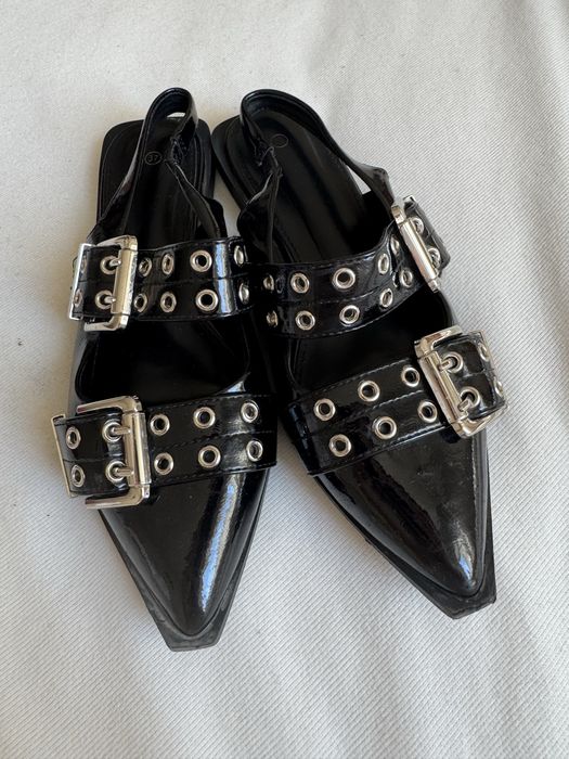 Лачени обувки с колан