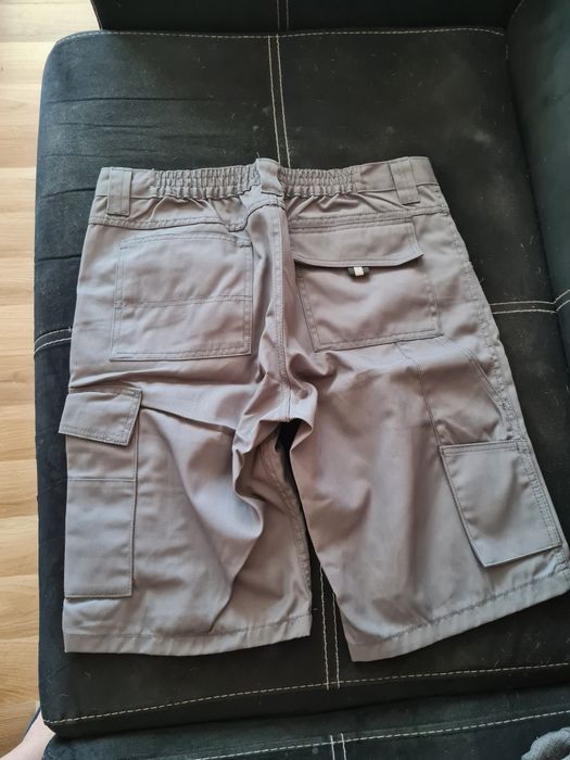 Къси работни панталони.