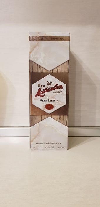 Кутия и празно шише от алкохолна напитка