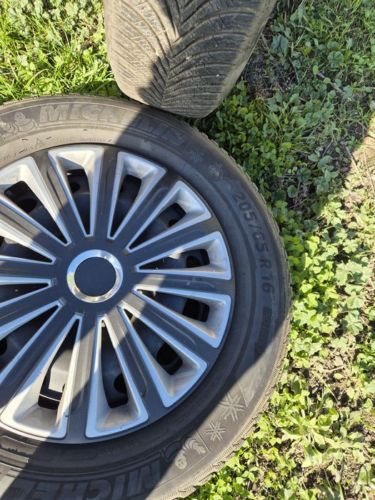 Vând 4 roti de tablă cu cauciucurile pe ele 205/65/R16 de iarna Michel