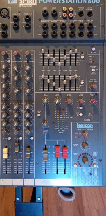 Vând mixer activ 2x300W, 10 canale marca Soundcraft Spirit