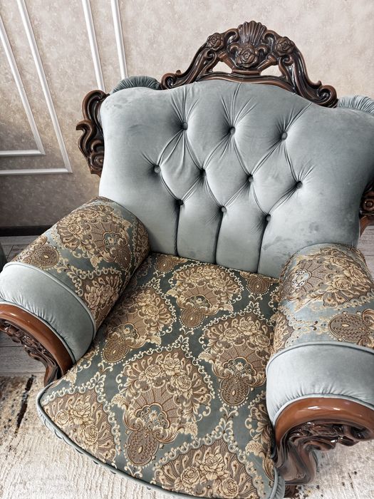 Диван и два кресла