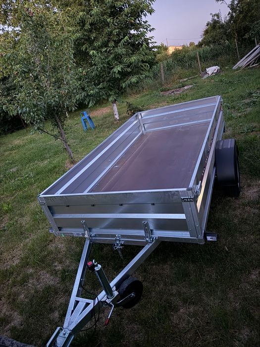 Rulota auto  sau remorca de închiriat ,  cu o axă de 750kg