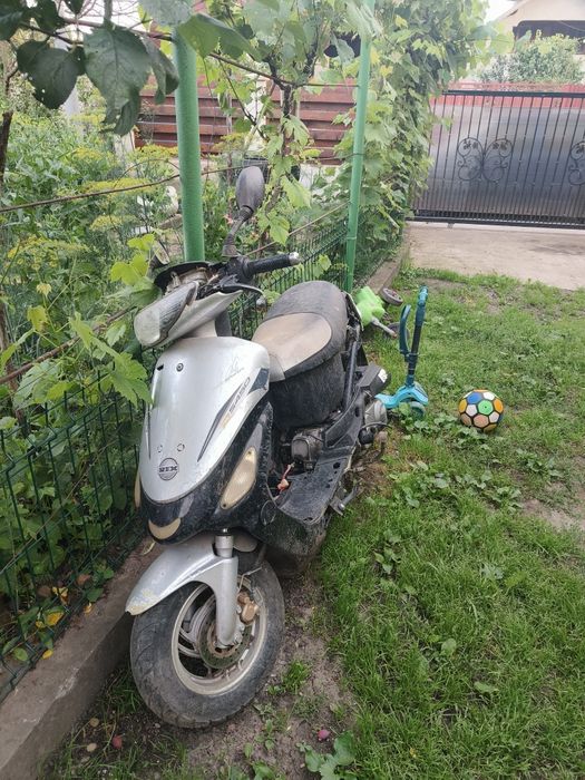 Vând scuter pentru piese