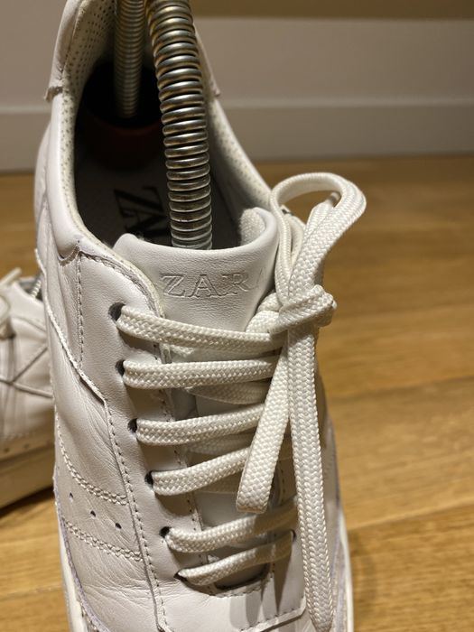 Vând adidași Zara
