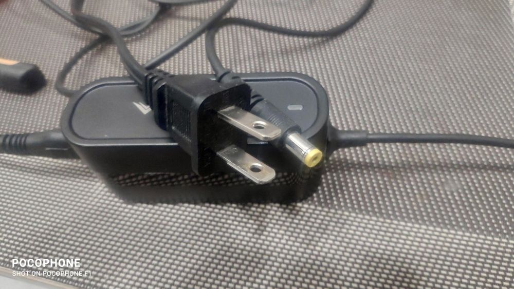 Адаптеры и зарядное устройство
