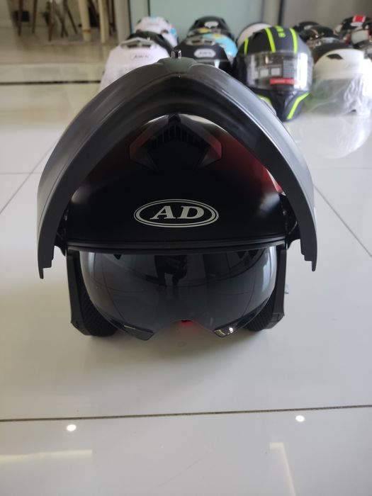 Скутер ва мотоцикллар каска шлем.  Хитой махсулоти. Оркасида чирок бор