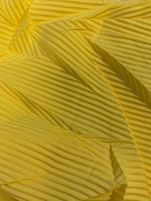 Лятна релефна жълта рокля