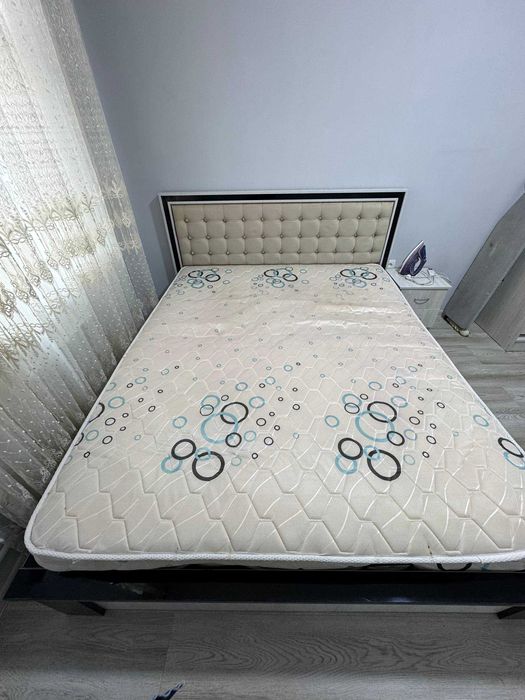 Продается двухспальная кровать с матрасом (подъемный механизм)