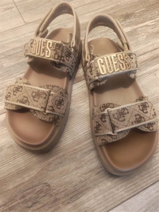 Сандали на Guess