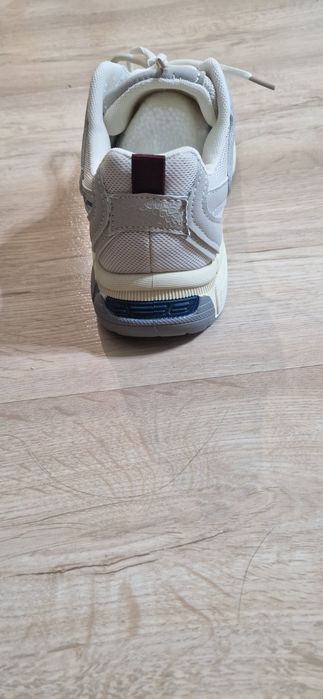 Кроссовки новые легкие