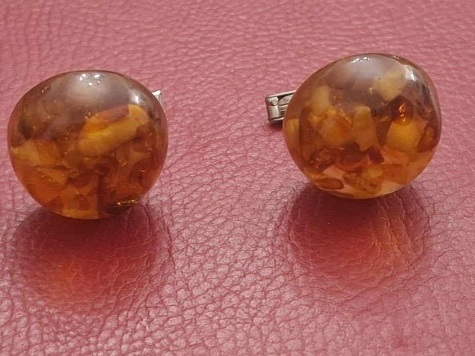 Butoni vechi chihlimbar