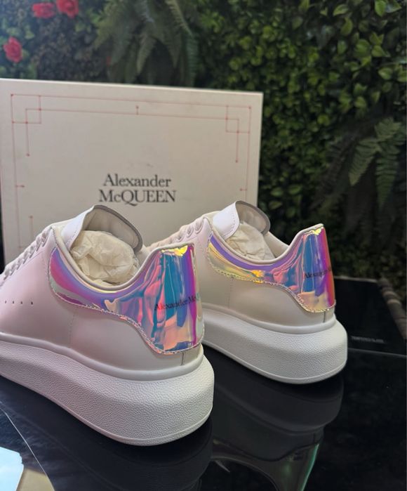 Alexander mcqueen aducem pe comanda