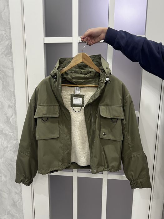 Стильная куртка цвета хаки, универсальная и практичная