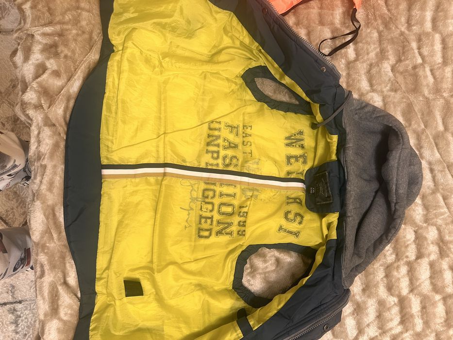 Жилет утепленный с капюшоном