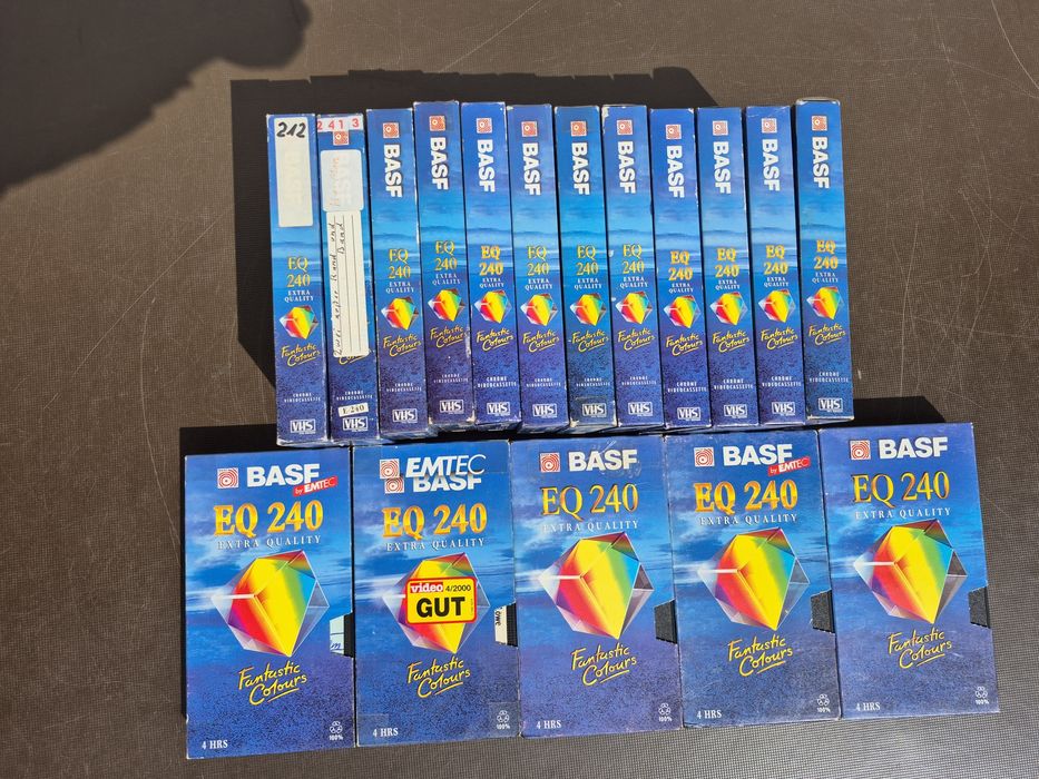 Vând Lot 64 casete video VHS originale Basf de 240 minute colectie de filme diferite genuri 
Unitra-Rzeszów,
Made in Polonia fabricat in1979