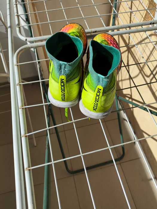 Продавам футболни обувки/стоножки/ 37,5