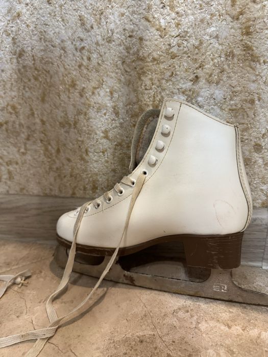 Продам коньки кожаные 36 размер