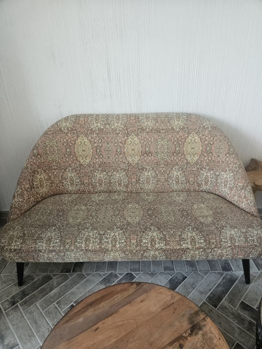 Canapea 2 locuri – Design elegant, stare foarte bună