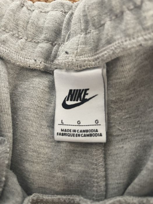Vand pantaloni Nike Tech Fleece