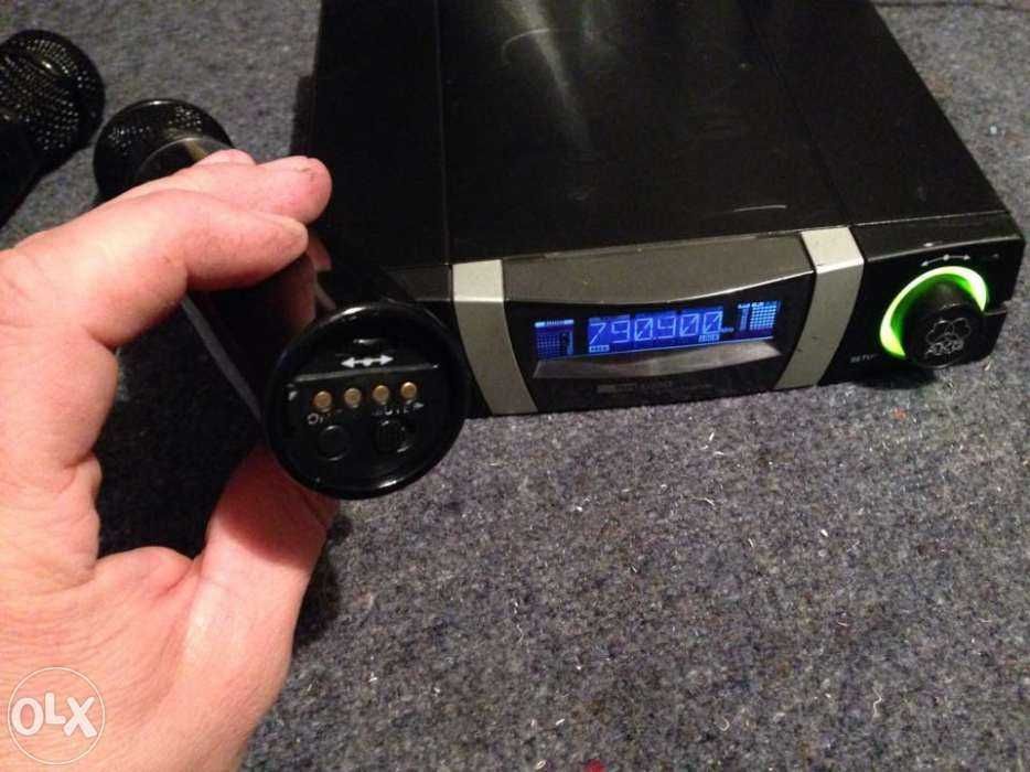 Microfoane wireless(fara fir)AKG HT4000 cu receptor SR4000