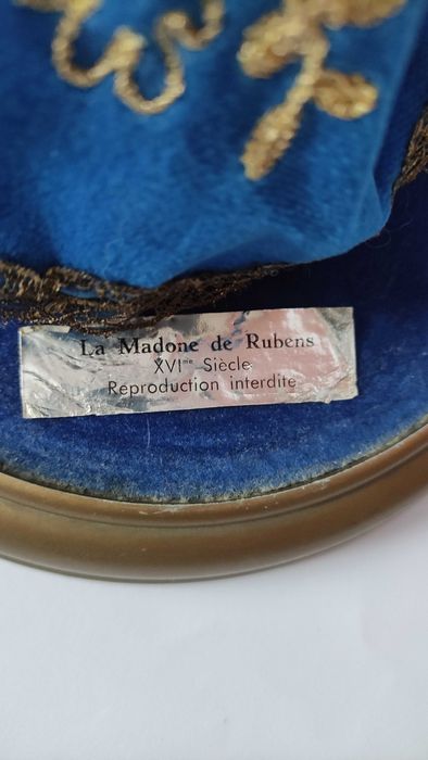 Голяма восъчна фигура на Мадоната и Младенеца в прозрачен овален купол