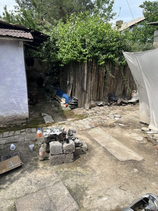 Uy sotiladi eski kotedj  1,6 sotxli 3xonali kelishiladi