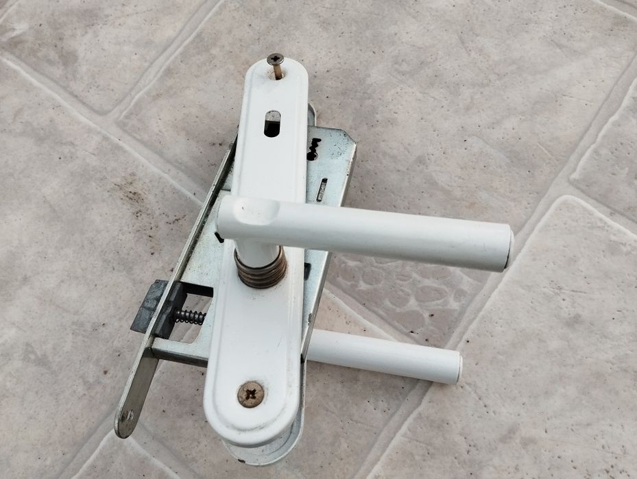 Дръжки с брави за врати