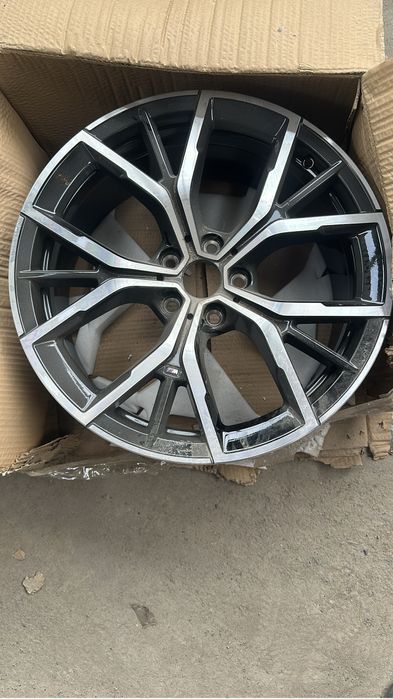 В продаже 3 разных диска на Марку BMW