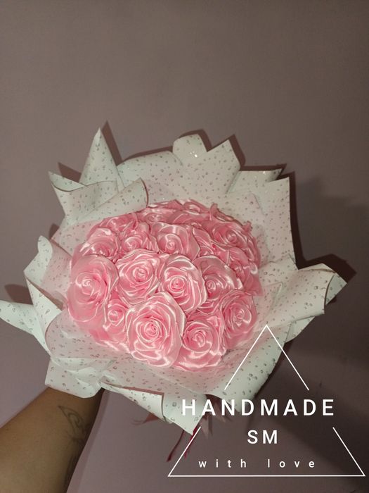 Букети от сатенени рози