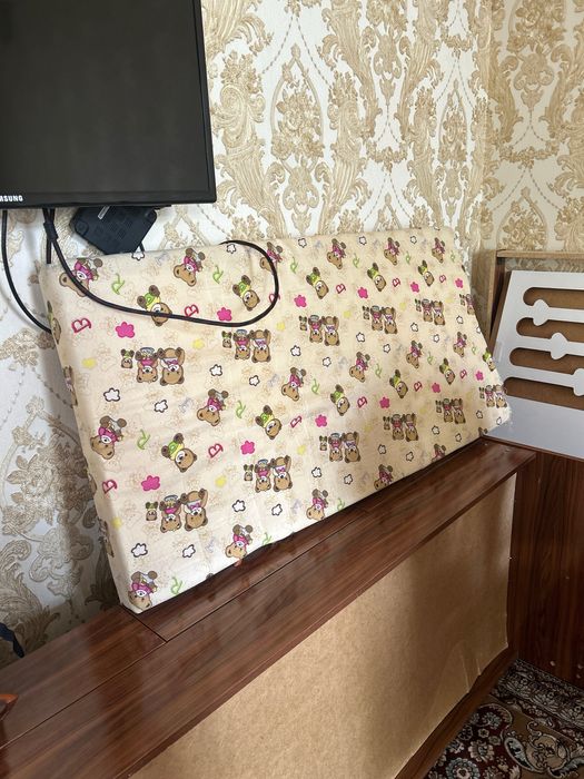 Bolalar kravati sotiladi. Ustida lulkasi bor.