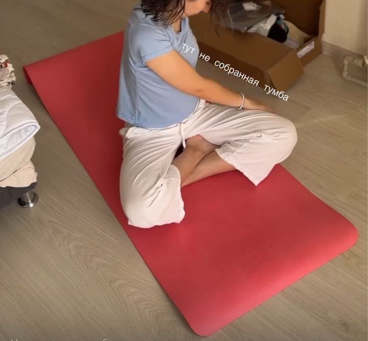 Вещи, коврик для йоги, куртка, штатив