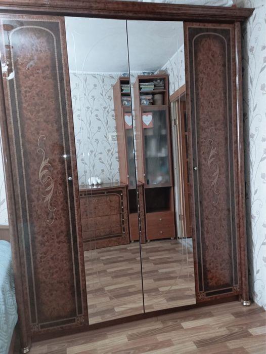 Продам шкаф с комодом