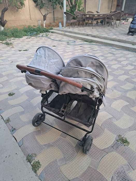 Коляска продаётся двухместная. Для близняшек