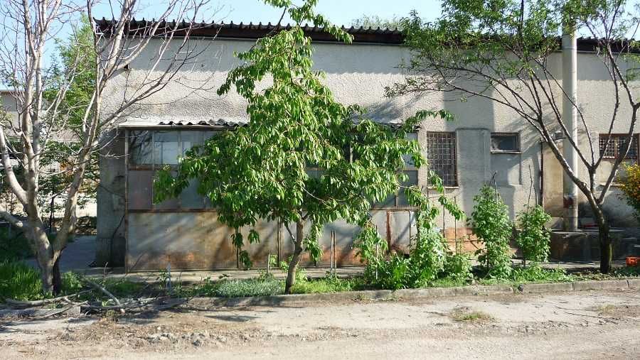Собственикът продава две сгради в индустриална зона