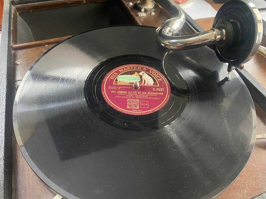 Patefon *His Master*s Voice*, model 1910-1930, in stare de functionare foarte buna.