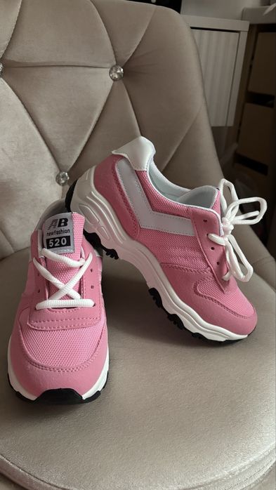 Розовые кроссовки 36-37р