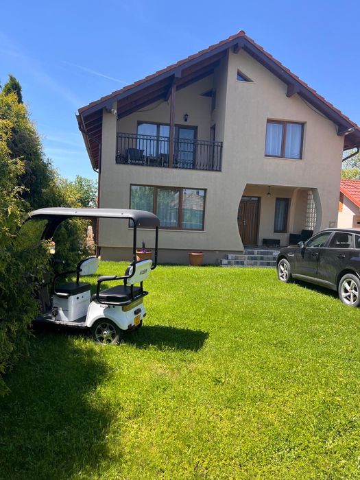 Casă de închiriat pentru Electric Castle – 3 dormitoare + 4 locuri suplimentare | Curte 2000mp pentru rulote | 200m de Castel