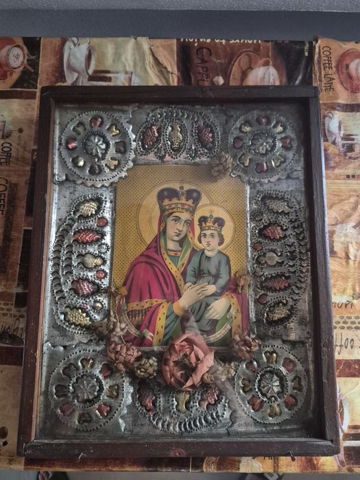 Icoană veche Maica Domnului cu Pruncul – ramă decorativă din lemn și metal