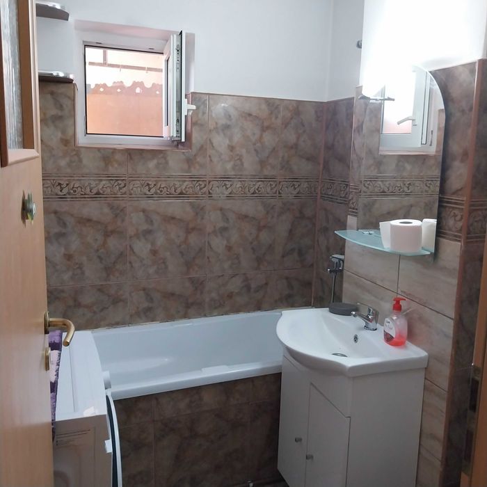Inchiriez apartament doua camere si balcon, zona Zavoi