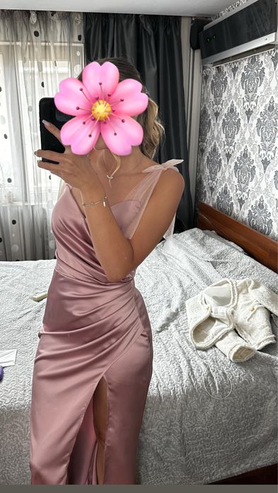 Елегантна сатенена розова рокля