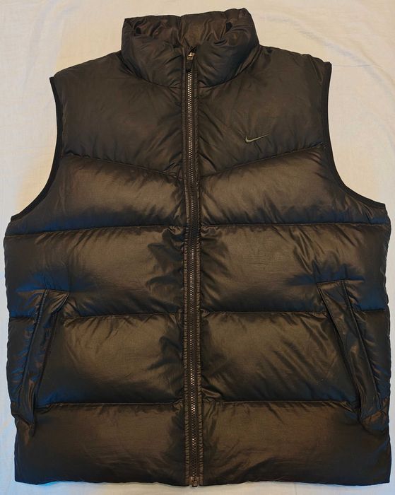Vând vesta Nike unisex, neagra, mărimea L. Ușoară și calduroasa.