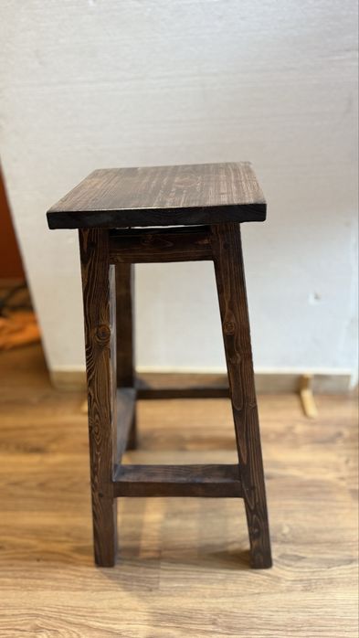 Стол деревянный с двумя стульями